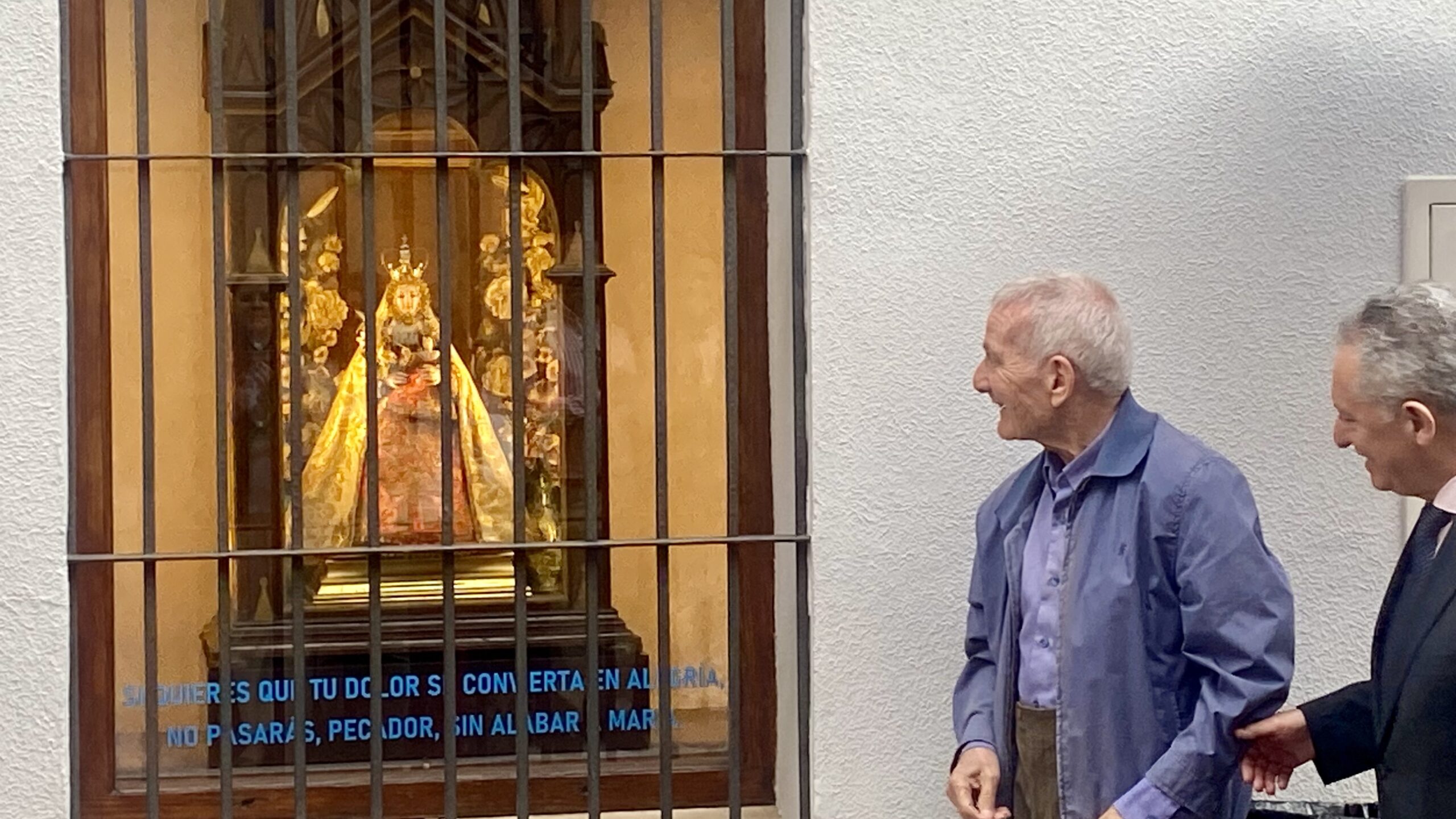 UNA IMAGEN DE LA VIRGEN DE ARACELI PRESIDE EL ALTAR CALLEJERO DE SU CASA MUSEO